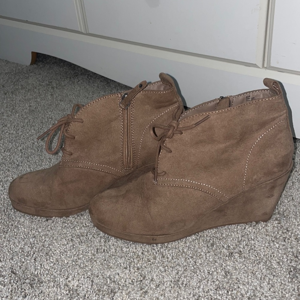 Nude/tan wedges